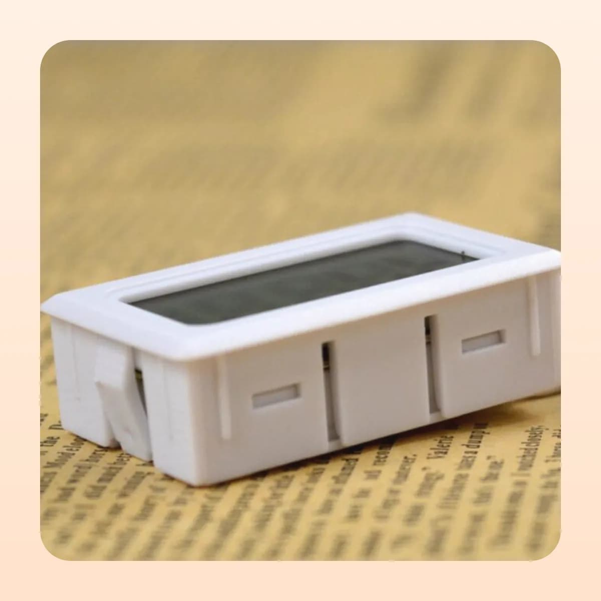 Kindral digital aquarium thermometer in black and white